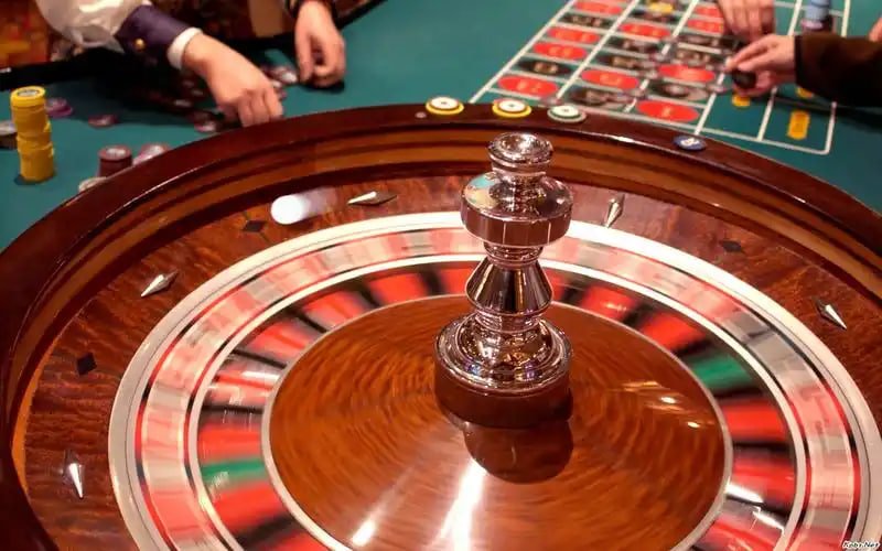 Người chơi tham gia bàn baccarat live trên điện thoại tại sx88